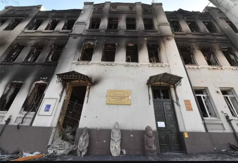 “Якщо порівняти з Другою світовою, руйнування більші”. Працівник музею в Маріуполі про команду та експонати, віддані росіянам
