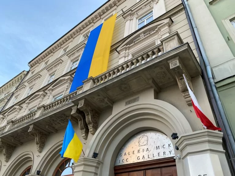 Фейк: Володимир Зеленський планує віддати Україну Польщі