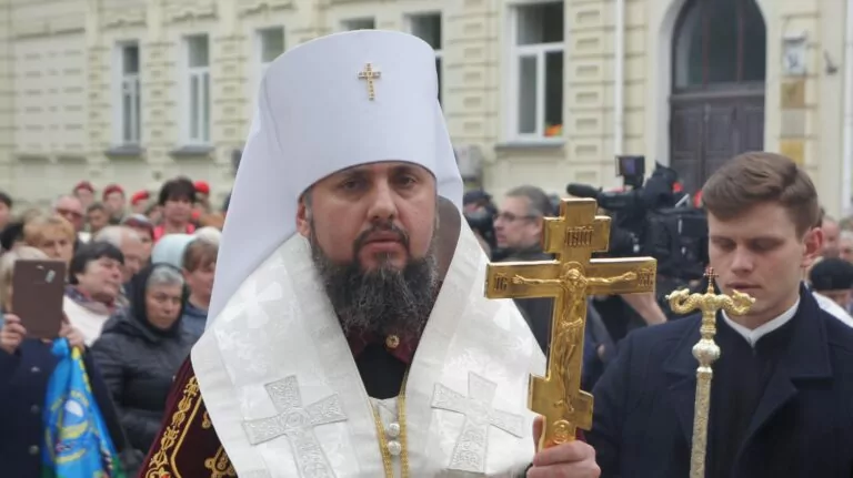 Більше половини українців ідентифікують себе вірянами ПЦУ