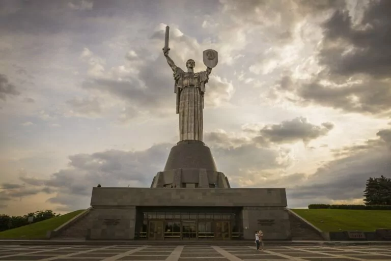 Міністр культури розповів коли з Батьківщини-матері приберуть герб СРСР