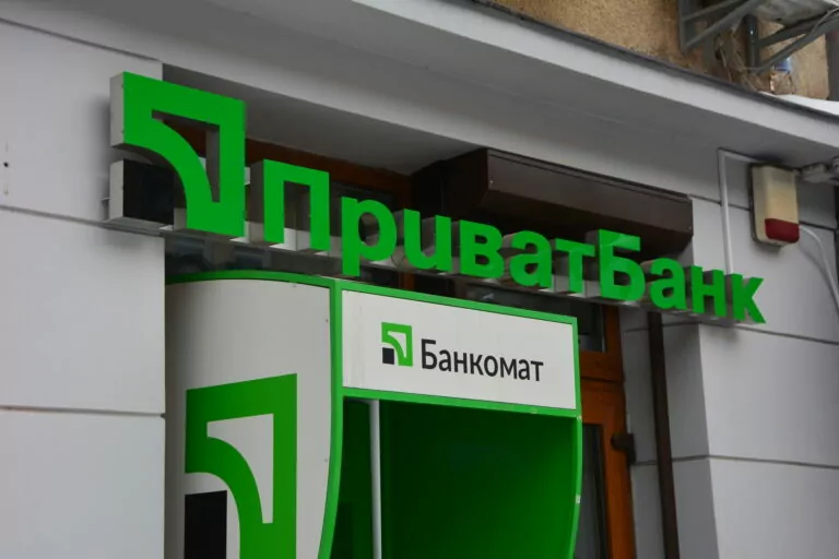 Приватбанк та Ощадбанк повертаються на деокуповану Харківщину