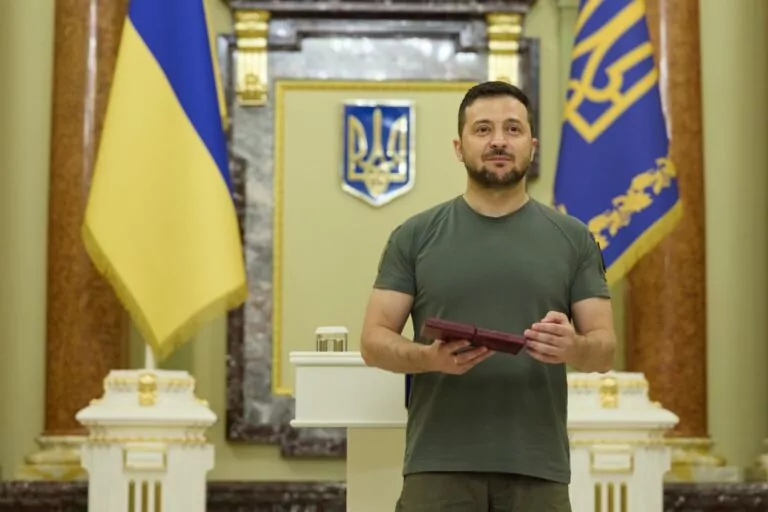 Президент нагородив журналістів, які працюють на фронті 