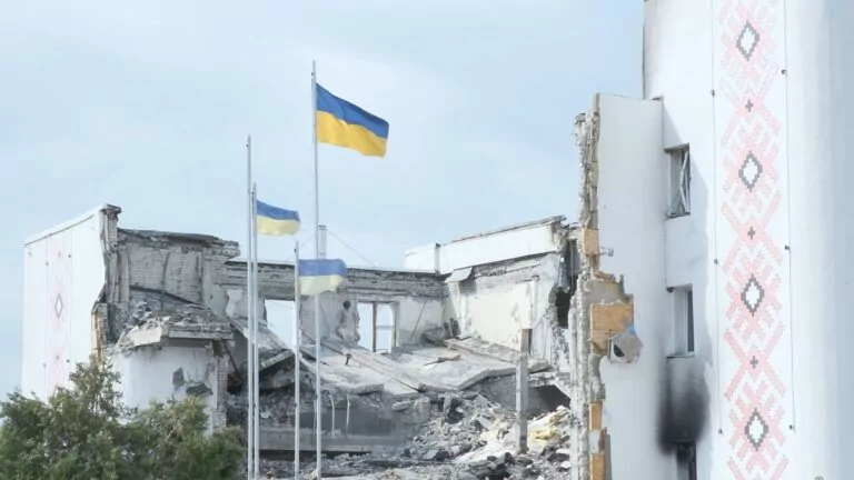 Місто-герой Дергачі: життя після шести місяців війни – ВІДЕО