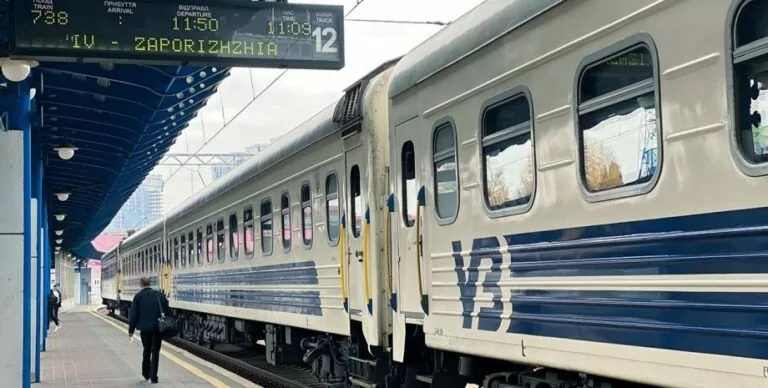 Укрзалізниця попереджає про затримку 38 поїздів