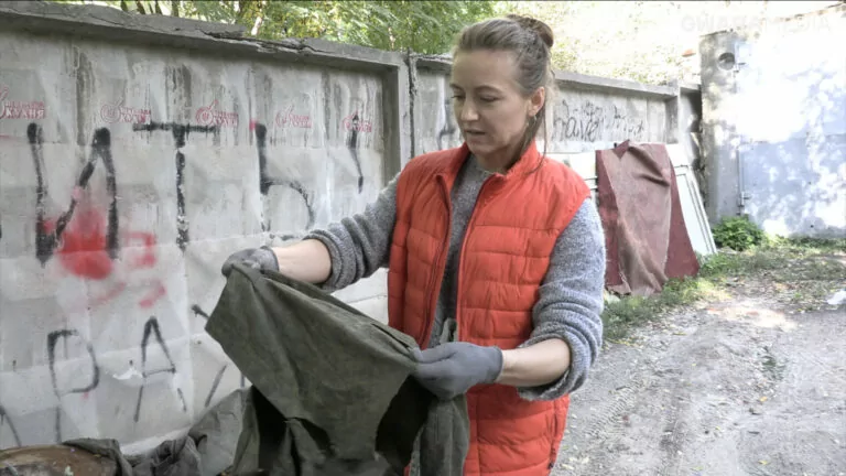 Волонтери «Пекельної кухні» роблять маскувальні сітки з форми росіян – ВІДЕО