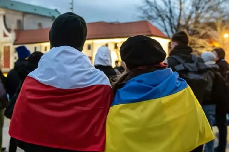 Червоний Хрест продовжив виплати українцям у Польщі: як отримати
