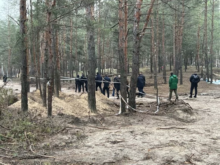 Криміналісти від International Criminal Court відвідали масове поховання в Ізюмі 