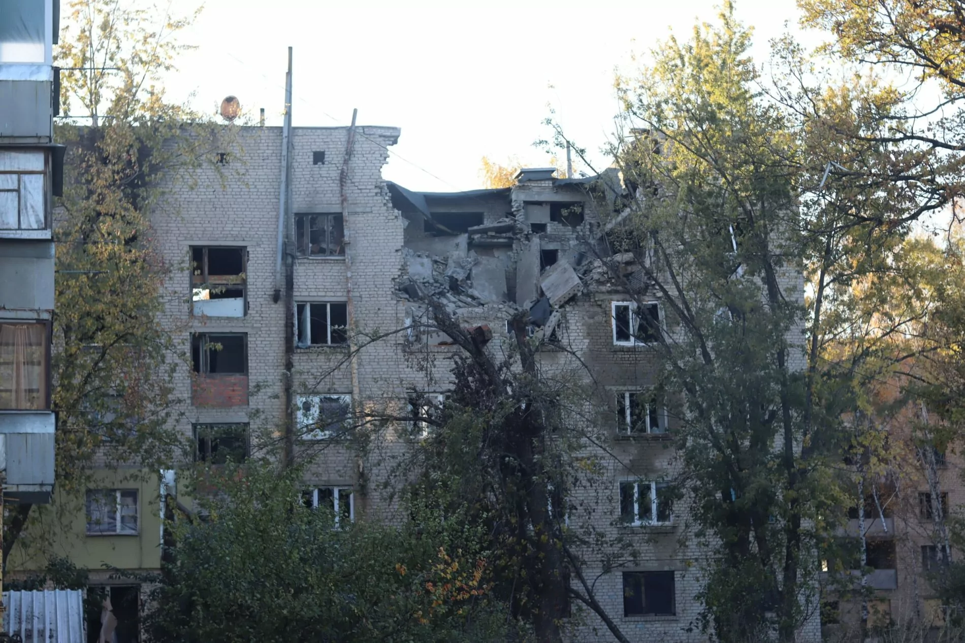 Багато квартирний будинок зі зруйнованими верхніми поверхами у Старому Салтові