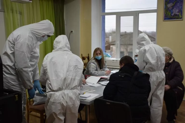DNA Laboratory to Help Identify Exhumed Bodies in Izium – Photo