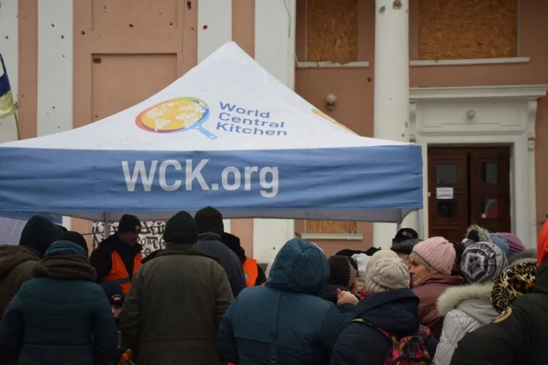 Смаколики від Миколая: в Ізюмі привітали дітей зі святом — фото