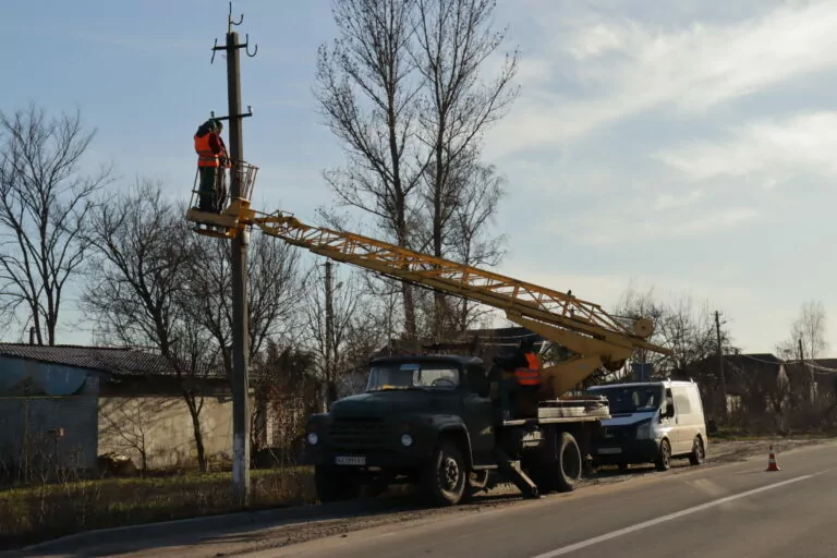 На Харківщині у село, через яке проходила лінія фронту, повертають світло
