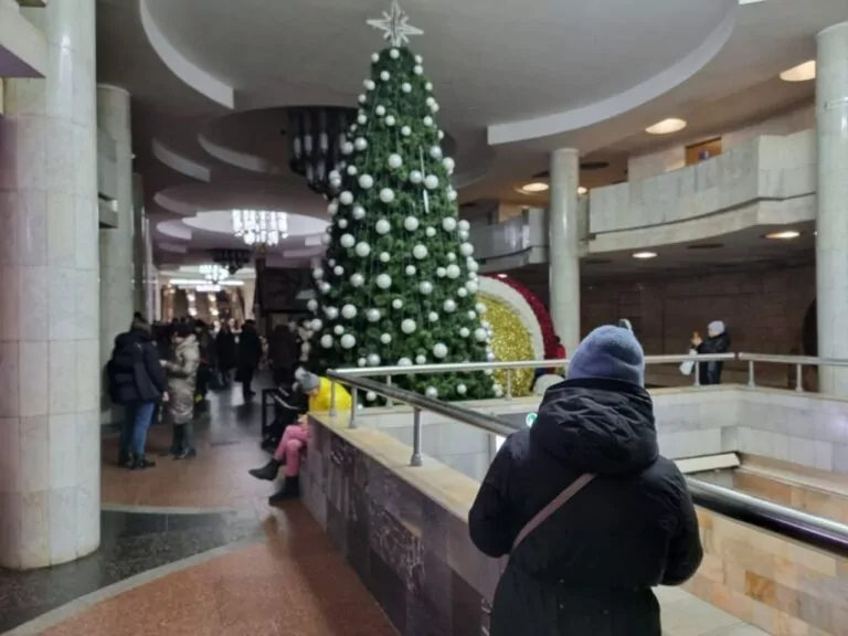 У Харкові збільшать кількість станцій метро з новорічними декораціями
