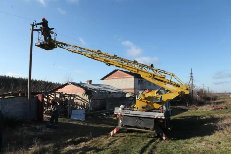 На Харківщині світло повернули майже 500 споживачам