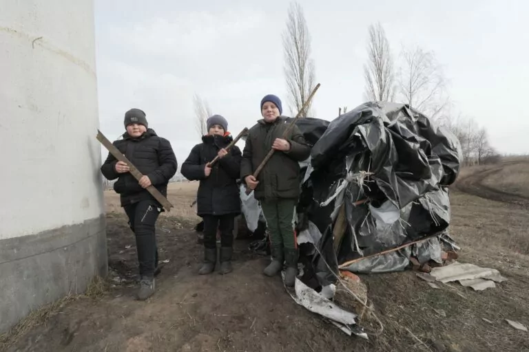 У Гонтарівці діти побудували халабуду на пагорбі, щоб мати звʼязок для навчання – ВІДЕО