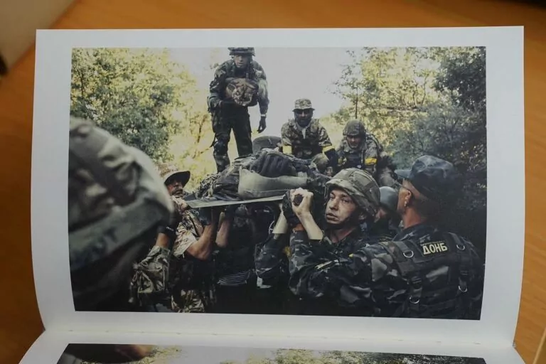 У Києві презентували фотокнигу робіт присвячену подіям Іловайській операції