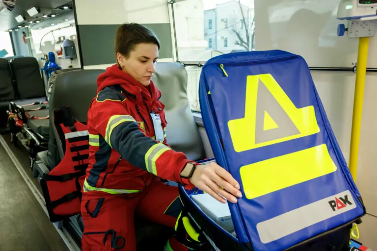На Харківщині жінка напала на медиків швидкої