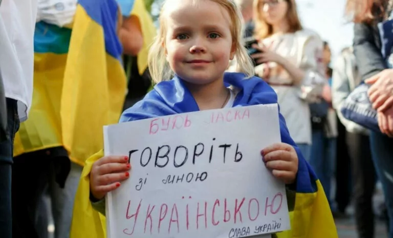 На сході України дедалі більше людей розмовляють українською – КМІС