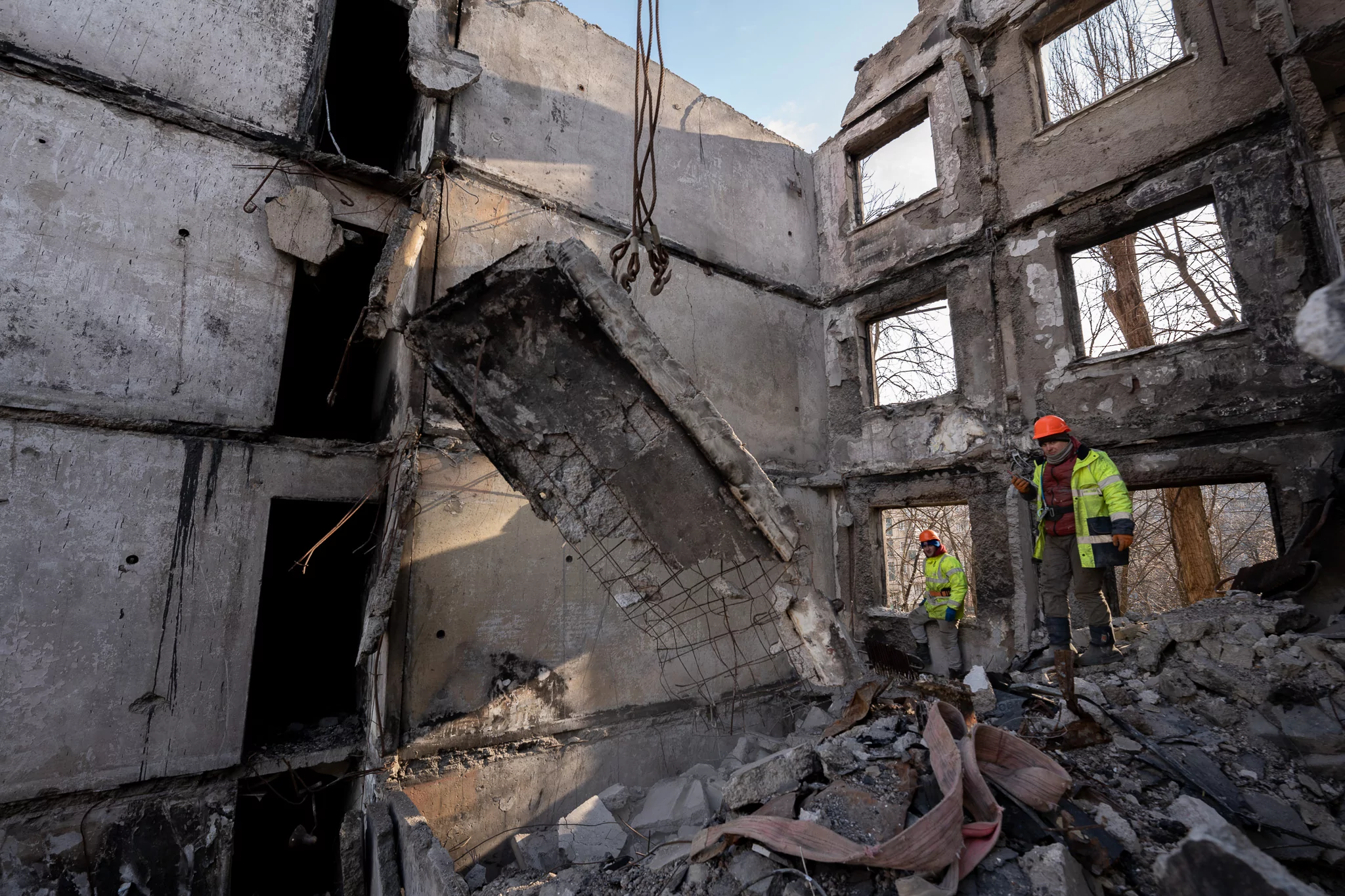 У Харкові розбирають та відновлюють після обстрілів будинки на Північній Салтівці