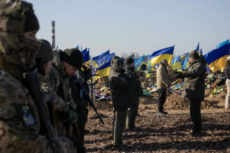Загинув у боях за Бахмут: харків’яни попрощалися із військовим та волонтером Богданом Скляренком. ФОТО