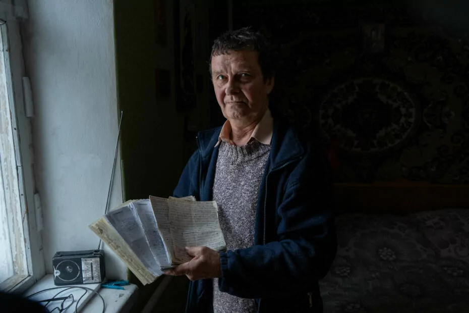 зображення до посту: Залишився в окупації, аби написати книгу про війну. Історія 73-річного Олександра з Ізюма