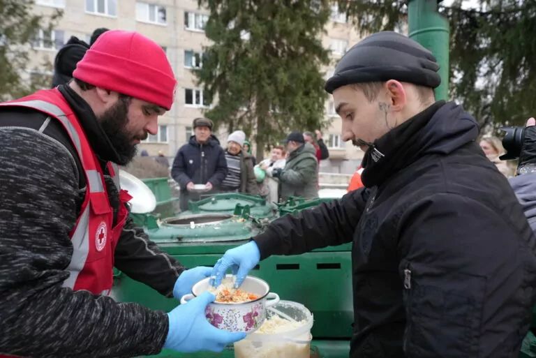 Червоний хрест частував кашею внутрішньо переміщених осіб у Харкові  — фото