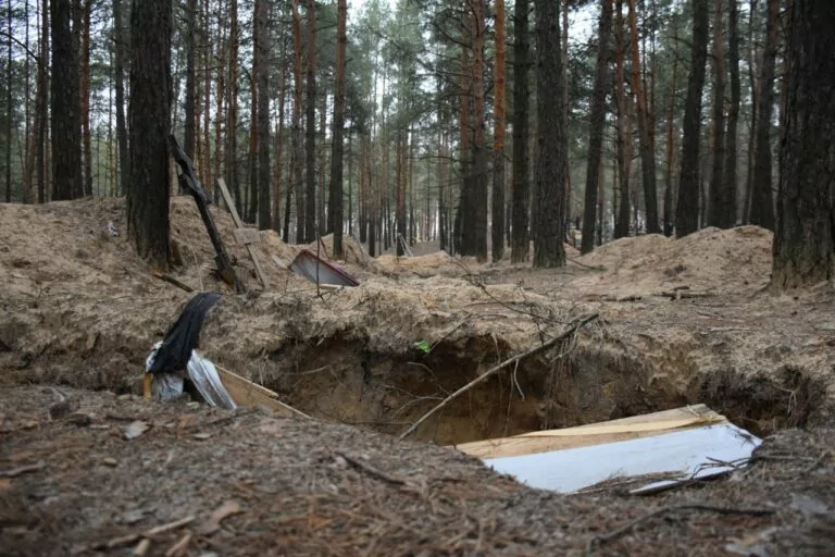 Масове поховання в Ізюмі: понад 100 тіл досі неопізнані