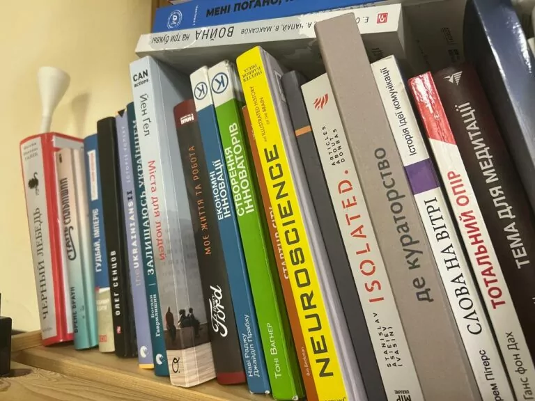 Емма Антонюк та Книгарня Є проведуть благодійну зустріч та збір книжок для бібліотеки на Харківщині