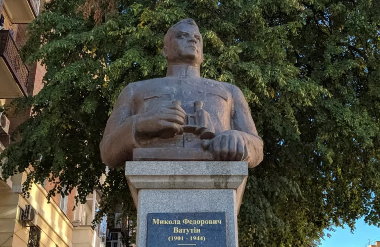 На Харківщині демонтували погруддя Ватутіна