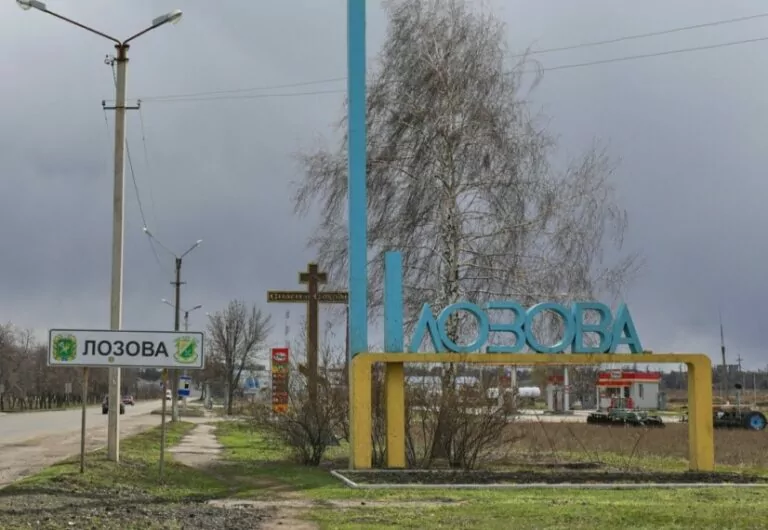 У Валках та Лозовій на Харківщині демонтували радянські символи