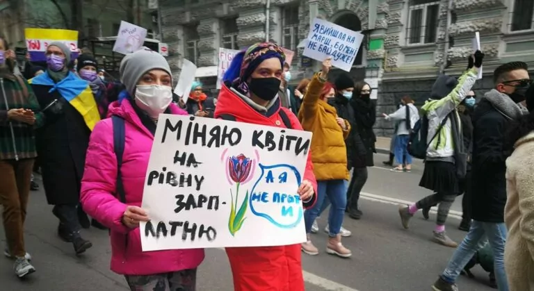 Популярність 8 березня знизилася на 9% за два роки — опитування