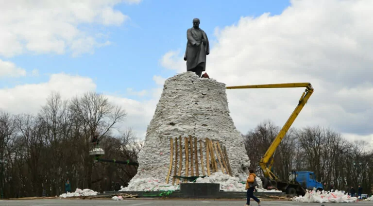 Переважна більшість громадян цікавляться історією України — опитування