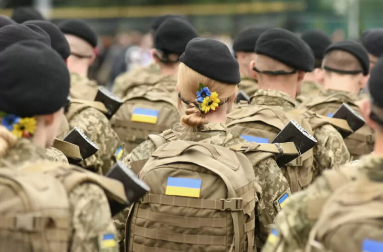 В українській армії служать 62 тисячі жінок
