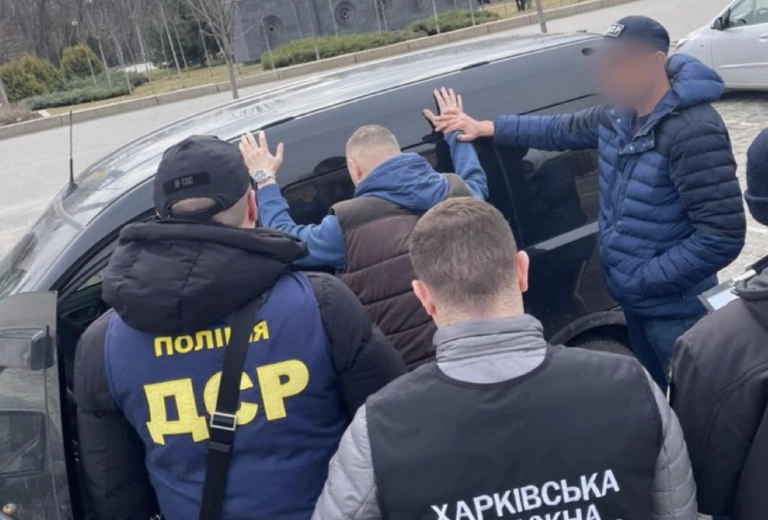 У Харкові затримали чоловіка, який за гроші допомагав виїхати за кордон