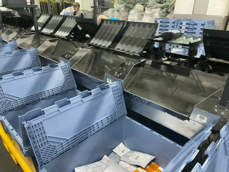 Укрпошта запустила першу автоматичну сортувальну лінію, яка пришвидшить роботу в 8 разів