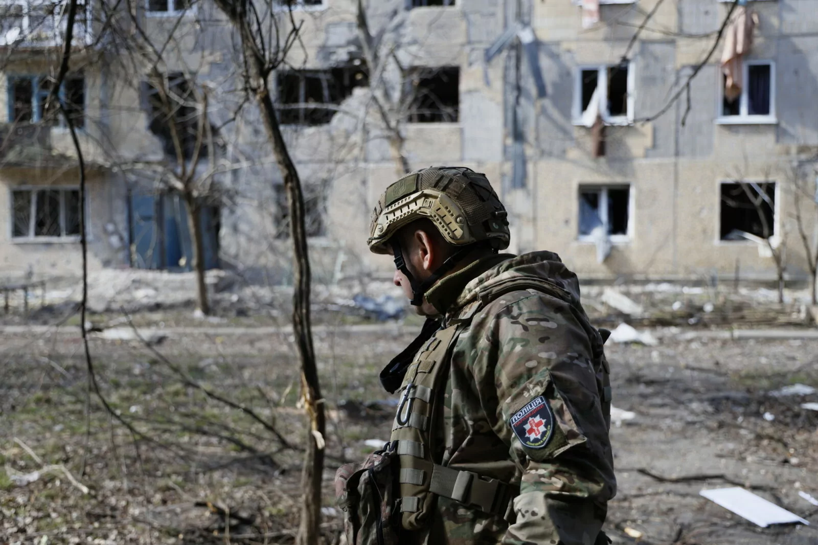 В Авдіївці працює евакуаційна група поліції «Білий янгол», які допомагають перевозити травмованих місцевих до лікарні, також евакуюють місцевих. Березень 2023 / Фото: Олександр Бабенко для Ґвара Медіа