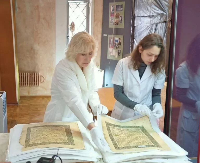 Євангеліє початку 18 століття реставрують на Харківщині