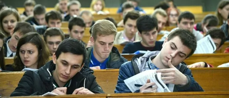 За рік кількість студентів-контрактників чоловічої статі збільшилася на 82%