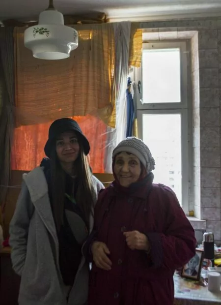 зображення до посту: У кожного волонтера є своя баба Віра: історія харківʼян, які допомагають самотнім літнім людям
