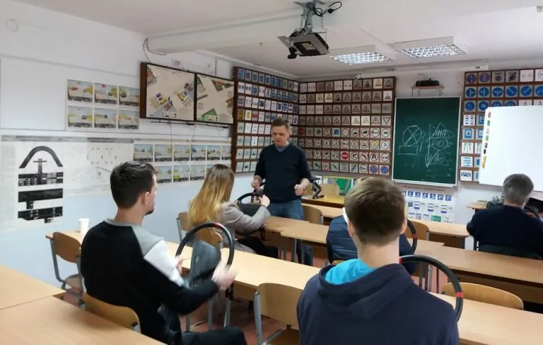 Українцям дозволили вивчати правила дорожнього руху самостійно, а не в автошколах