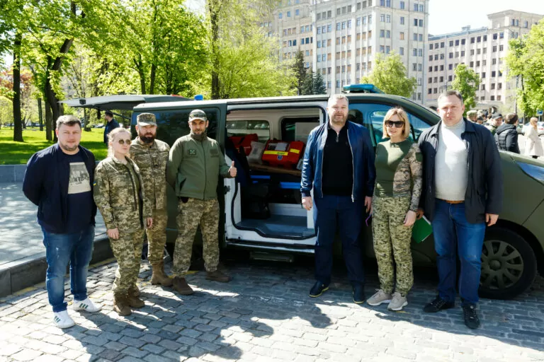 Захисникам Харківщини передали позашляховики та авто екстреної допомоги