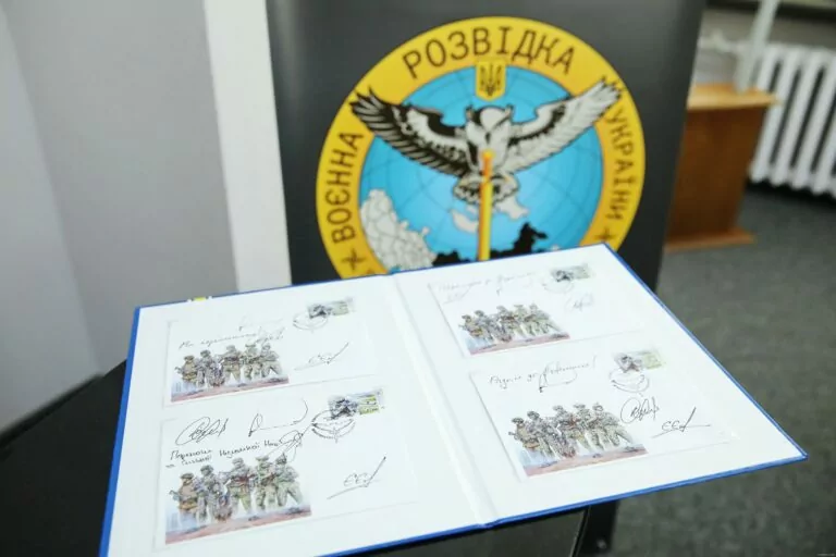 У Харкові до річниці деокупації Зміїного погасили поштову марку, присвячену ГУР 