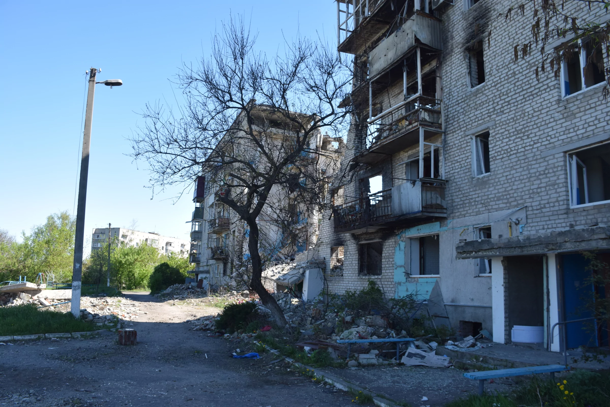 зображення до посту: Izyum Says Goodbye to the Family that Perished Due to Russian Air Strike on Their Home