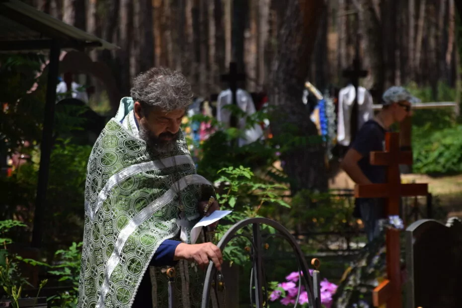 зображення до посту: Izyum Says Goodbye to the Family that Perished Due to Russian Air Strike on Their Home