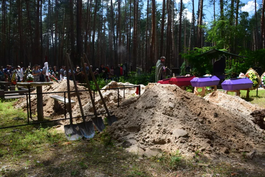 зображення до посту: Izyum Says Goodbye to the Family that Perished Due to Russian Air Strike on Their Home