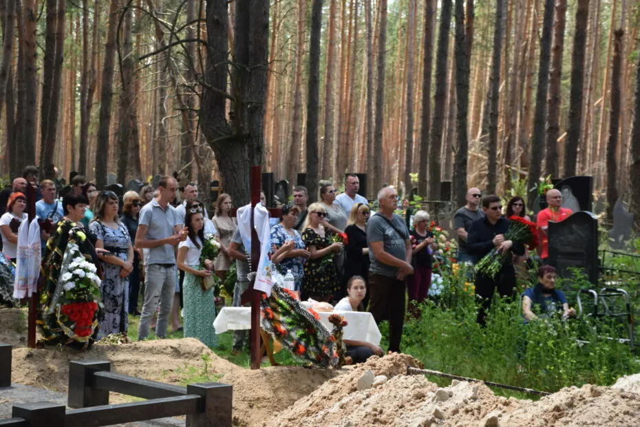 зображення до посту: Izyum Says Goodbye to the Family that Perished Due to Russian Air Strike on Their Home