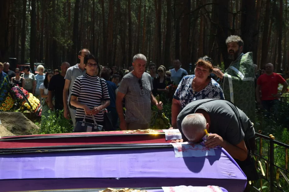зображення до посту: Izyum Says Goodbye to the Family that Perished Due to Russian Air Strike on Their Home
