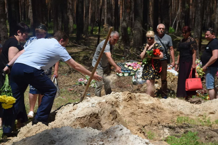 зображення до посту: Izyum Says Goodbye to the Family that Perished Due to Russian Air Strike on Their Home