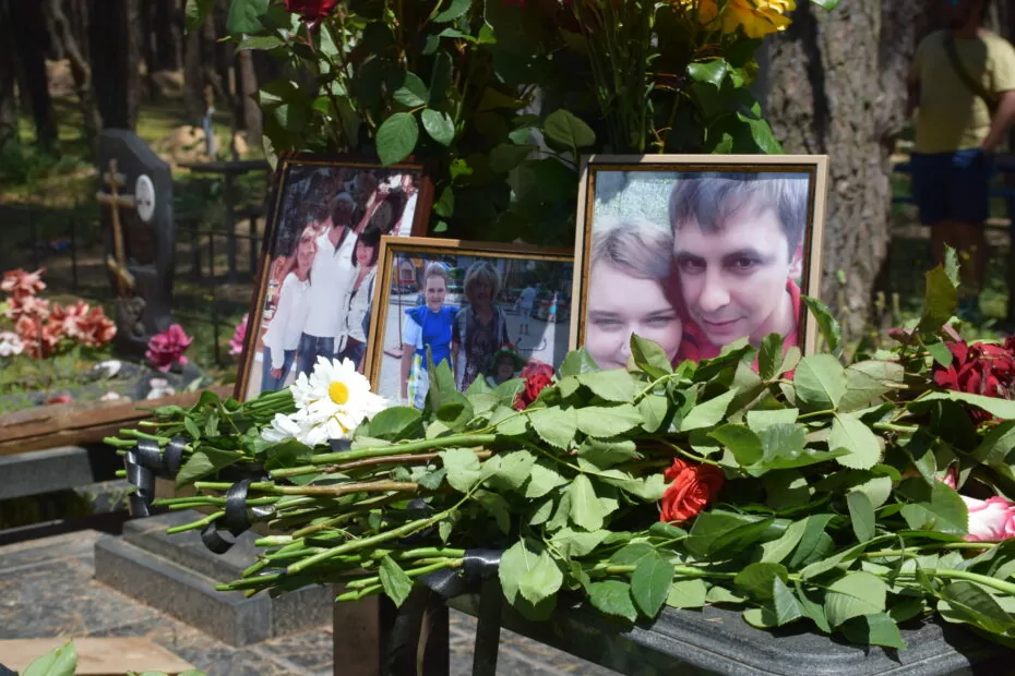 зображення до посту: Izyum Says Goodbye to the Family that Perished Due to Russian Air Strike on Their Home