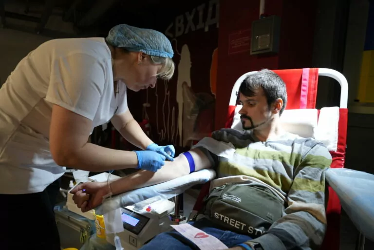 Сотні харків’ян прийшли здати кров у День донора — фото