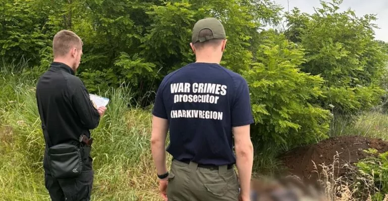 У Питомнику правоохоронці ексгумували тіло чоловіка, який загинув торік від російської ракети